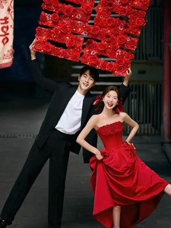 Photography Street - 2025 New Red Bridesmaid Street Snap